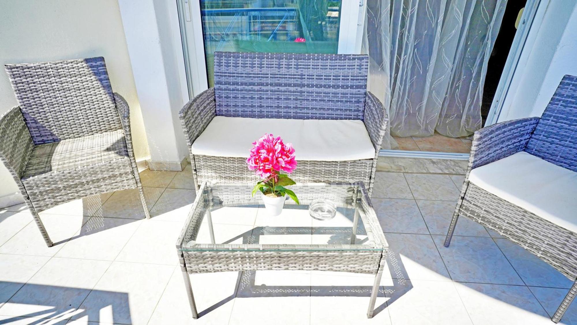 Lovely And Sunny Apartament 300M From Beach!! Переа Экстерьер фото